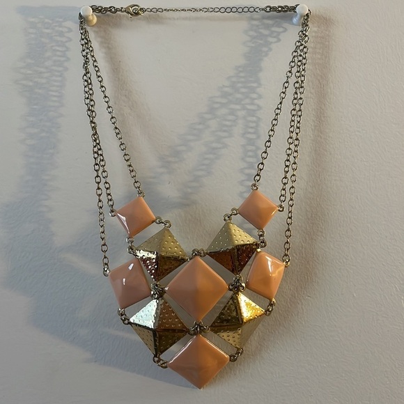 Women’s fashion necklace in peach and gold colors - Picture 4 of 5